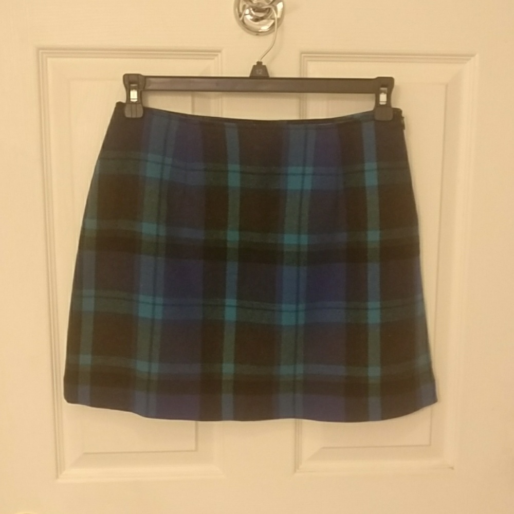 Above-knee wool skirt